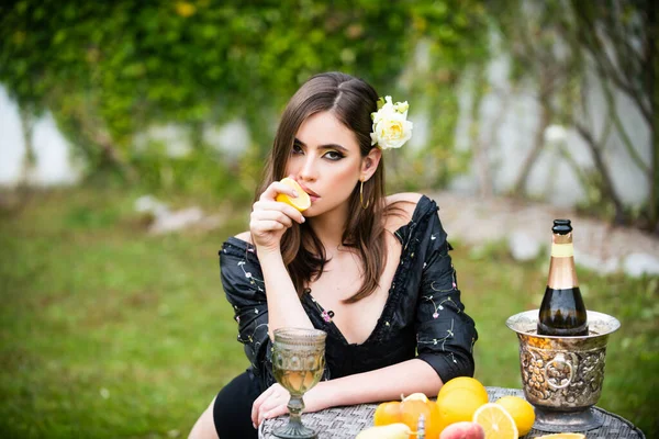 Beautiful sexy girl in garden eating tropical fruit, summer vacation. — Stock Photo, Image