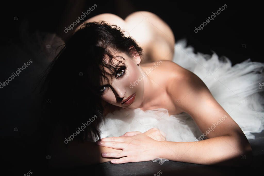 Eng yaxshi teshiklarni kesish Osilgan odamlarning pornografik fotosuratlari