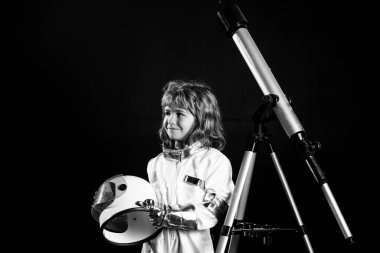 Teleskopla astronotçuluk oynayan çocuk. Başarı, yaratıcılık ve başlangıç konsepti.