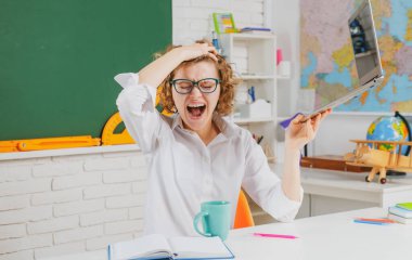 Okula dönelim. Çığlık atan yorgun öğretmen. Çevrimiçi eğitim ve öğrenme kavramı.