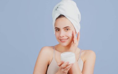 Kozmetik ürünler. Yüz maskesi, spa güzellik tedavisi, cilt bakımı. Kadın yüz bakımı. Temiz ciltli güzel bir genç kadın. Doğal çıplak makyajlı güzellik modeli portresi..