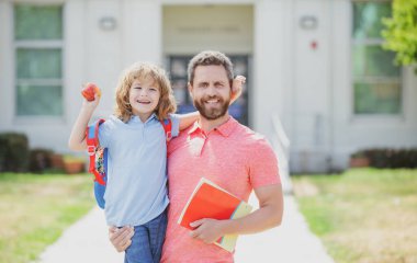 Okullu çocuk babamla aynı okula gidiyor. Öğretmen ve mutlu öğrenci portresi..