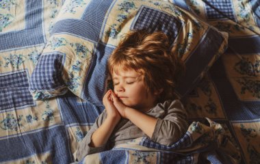 Yatakta uyuyan tatlı çocuk. Sevimli küçük çocuklar uyuyorlar. Güzel, sağlıklı, huzurlu bir uyku çekiyorlar..