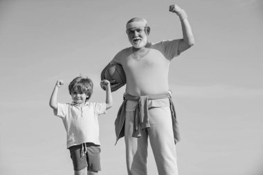Spor yogası ve fitness. Fitness ve aktif yaşam tarzı konsepti - fotokopi alanı. Baba ve çocuk eğitimi. Küçük çocuklar için spor.