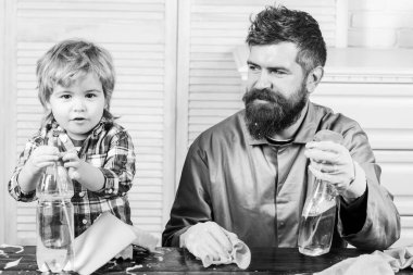 Baba ve çocuk temizlik yaparken eğleniyorlar. Çocuklu bir adam sabunlarla oynar. Baba oğluna temizlik yapmayı öğretiyor. Erkek çocuğu temizliğe alıştırır..