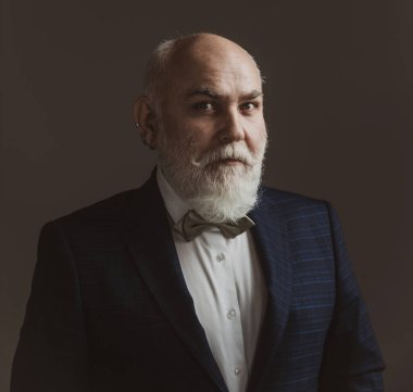 Orta yaşlı son sınıf öğrencisi. Modern büyükbaba ya da büyükbaba.