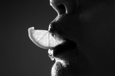 Limon dilimli şehvetli bir ağız. Yaz ferahlatıcı Coctail. Seksi meyve..