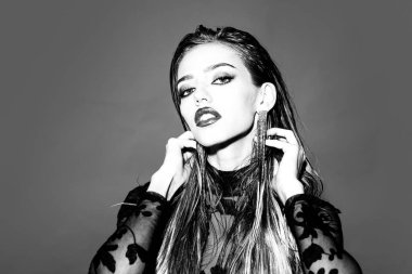 Güzel moda kadını kameraya bakıyor. Güzel kız. Göz makyajlı güzel bir bayan. Moda modeli. Moda konsepti. Güzel kadın. Muhteşem bir kadın portresi..