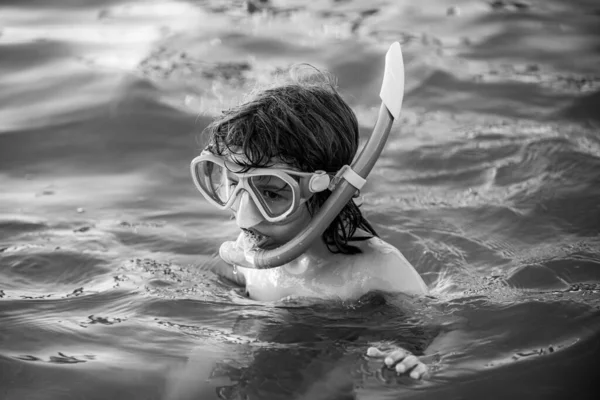 Kid Schnorcheln im Meer. Tauchkonzept. Kind springt ins Wasser. Extremsport. Kinder-Sommerferien. — Stockfoto