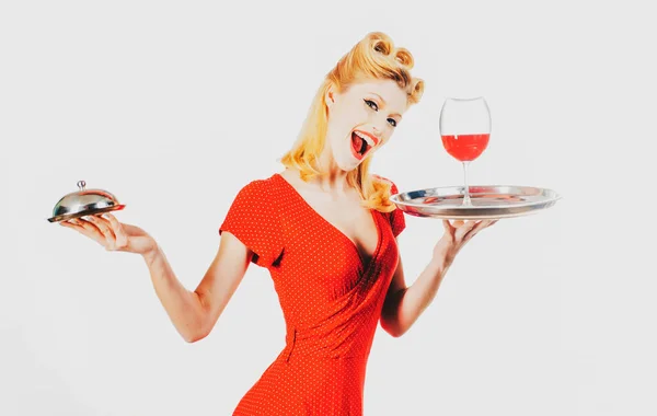 Ρετρό εστιατόριο σερβίρει. Καρφιτσώστε το κορίτσι με το κρασί και δίσκο υπηρεσιών. — Φωτογραφία Αρχείου
