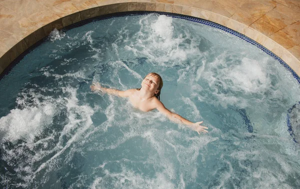 온수 욕조 스파나 수영장에 있는 아이. — 스톡 사진