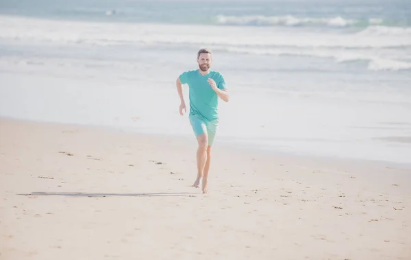 Homem a correr. atleta corredor masculino correr na praia arenosa. — Fotografia de Stock