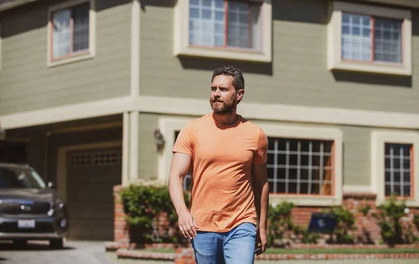 Man affärsman framför huset tittar upp, utomhus porträtt. — Stockfoto