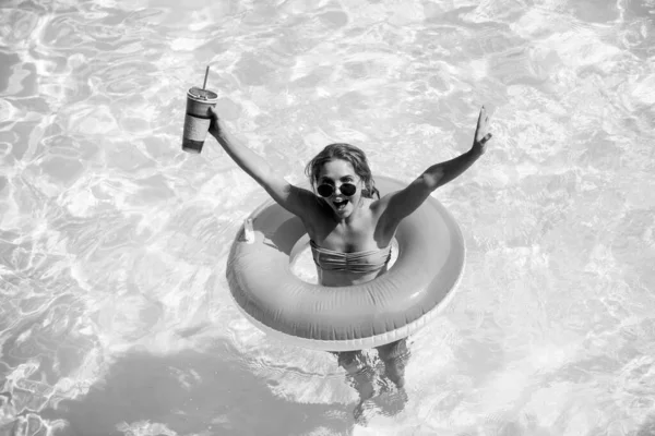 Piscine pour filles. Vacances d'été. Femme en maillot de bain sur cercle gonflable dans la piscine. — Photo