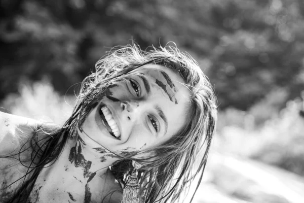 Gelukkig vuil meisje gezicht bedekt in modder. — Stockfoto