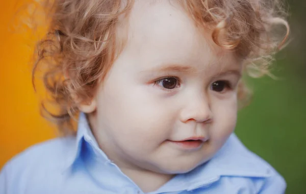 Portret van een schattig jongetje. Sluit Kaukasische kinderen gezicht. Close-up hoofd van grappige jongen. — Stockfoto