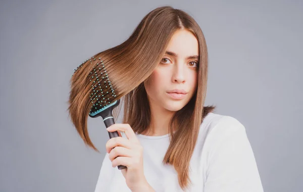 Kobieta szczotkowanie proste naturalne włosy z grzebieniem. Dziewczyna czesająca włosy szczotką do włosów. Piękna koncepcja pielęgnacji włosów. Szczotkowanie włosów. — Zdjęcie stockowe
