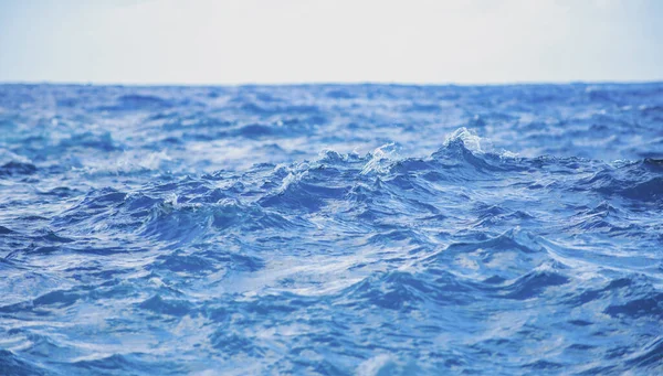 Océano azul tropical en Hawai. Mar de verano en agua limpia y clara de la superficie para el fondo. Diseño del concepto de olas. — Foto de Stock