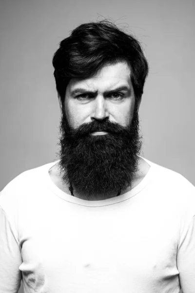 Portret van zelfverzekerde serieuze man heeft baard en snor, ziet er serieus, geïsoleerd uit. Denken stijlvolle bebaarde man. — Stockfoto