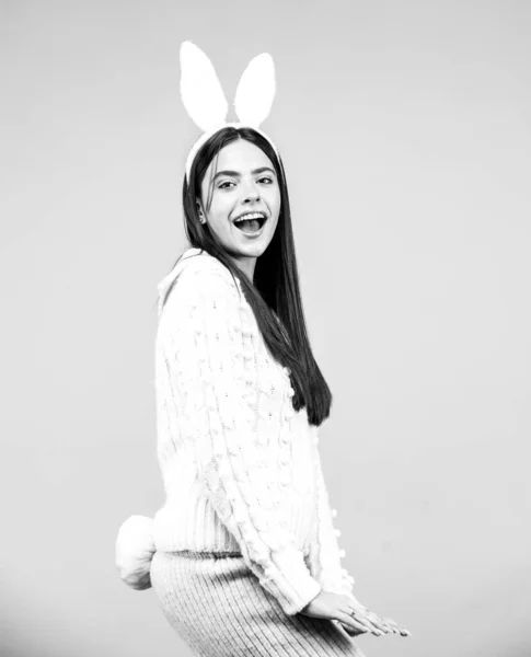 Mujer encantadora en traje de conejo de Pascua. Chica sorprendida con orejas de conejo en el día de Pascua . — Foto de Stock