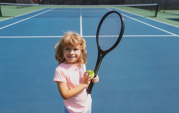 Barn pojke tennis nybörjare spelare på utomhus tennisbana. — Stockfoto