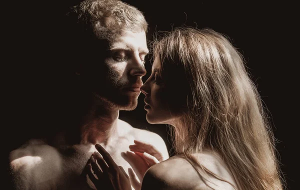 Şehvetli bir öpücük. Birbirine aşık güzel bir çiftin portresi. Genç şehvetli kız arkadaşı, erkek arkadaşından tutkulu bir öpücük aldığı için mutlu. Yakışıklı adam kadınını kucaklıyor ve öpüyor..