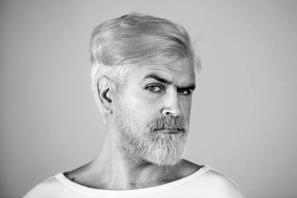 Portret van blonde serieuze man heeft baard en snor, ziet er serieus, geïsoleerd uit. Kapper met lange baard en snor in de kapperszaak. Gebaarde man. — Stockfoto