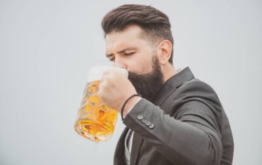 Barmen yarım litre bira tutuyor. Hippi adam bira içiyor..