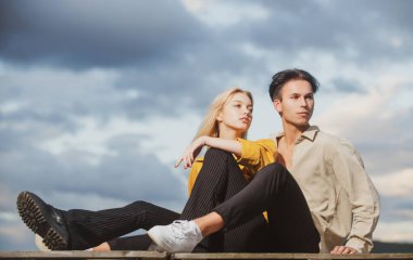 Açık havada birbirini seven güzel bir çiftin portresi..