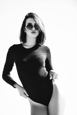 Çekici ve güzel bir genç bayanın yakın plan portresi. Seksi kız ön sevişmesi. Güneş gözlüklü genç kadın. Çok seksi. Gözlüklü güzel manken pozu. Çekici..