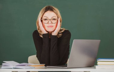 Tahtada konsantre üniversite öğretmeni var. Tahta geçmişi olan beyaz kadın öğretmen portresi..