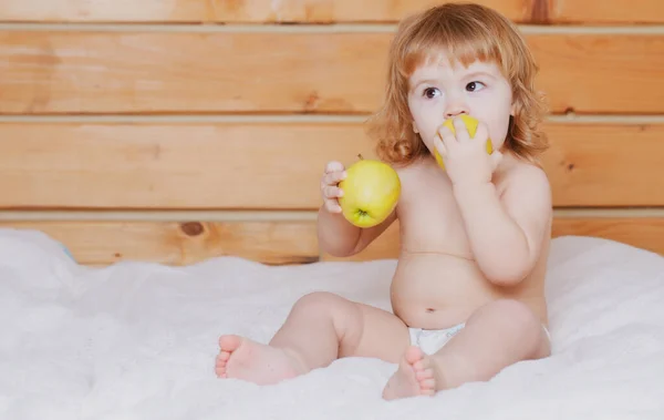 かわいい赤ちゃんはリンゴを食べる。子供は果物を食べる。子供のための健康的な栄養。幼児用固形食. — ストック写真