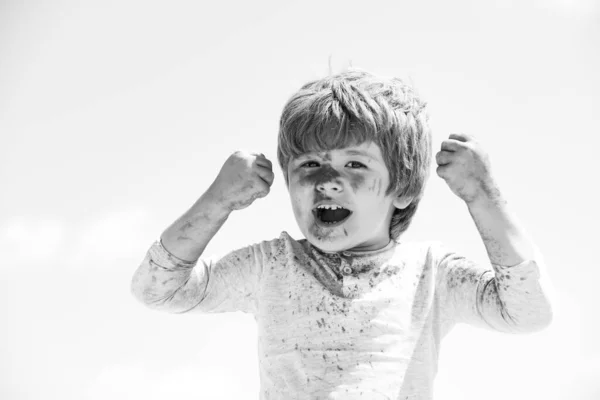 Kind Holi festival. Geschilderd gezicht van een grappig kind. Kleine jongen speelt met kleuren. — Stockfoto