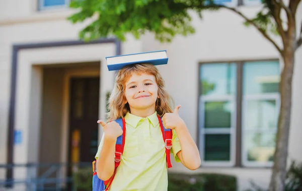 Torniamo a scuola. Ragazza carina con lo zaino che va a scuola con divertimento. — Foto Stock