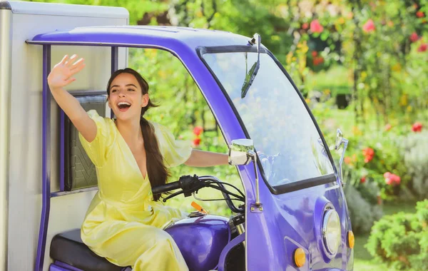 Sorrindo espantado jovem mulher draver em electro carro. Salvando a ecologia. Carros eléctricos. — Fotografia de Stock