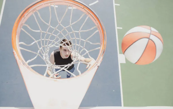 Baloncesto jugador de calle con pelota de baloncesto al aire libre. — Foto de Stock