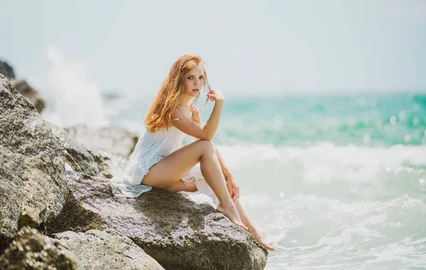 Junge sexy Frau auf See. Sommer Strand sinnliche Mädchen. Mädchen im weißen Kleid im Urlaub am tropischen Strand. Sommertraum. — Stockfoto