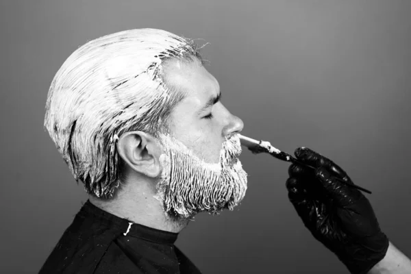 Saç boyalı sakallı adam. Sakal boyama. Berber rengarenk saç kesimi yapar.. — Stok fotoğraf