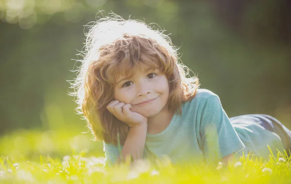 Barn som ligger på gräs, söt barn i sommar natur gräs fält park. — Stockfoto