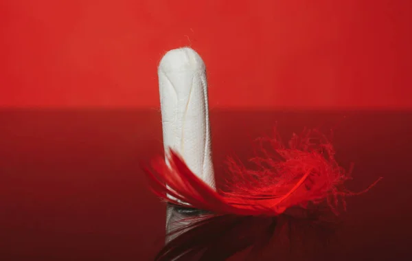 Medizinischer Tampon. Blutspende. Menstruationszyklus. Baumwolltampons, — Stockfoto