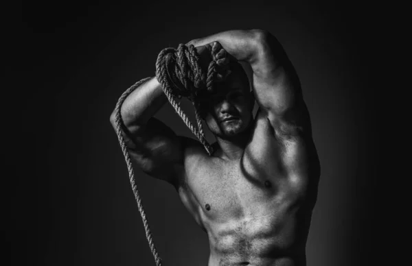 Spalle muscolari. Mascolinità, potenza e forza. Sano muscolare giovane uomo con corda. — Foto Stock