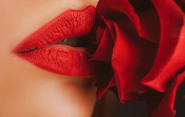 Zblízka červené lesklé ženské rty. Krásná žena rty s růží. — Stock fotografie
