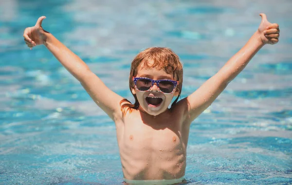 Niño nadando en la piscina. Actividades niño en la piscina, niños nadando y jugando en el agua, felicidad niños y verano. —  Fotos de Stock