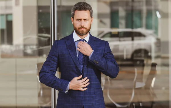 Suiting trend. Businessman wear classic suit. Business formal style. Trendy menswear. Formalwear. Classy wardrobe. Fashion man. — Stock Photo, Image