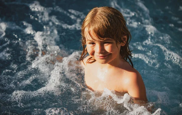 Crianças a nadar. Crianças férias de verão na piscina. — Fotografia de Stock