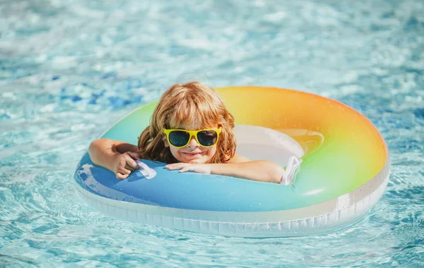Yaz tatili. Havuzda şişme yüzüğün üzerinde dinlenen bir çocuk. Yaz çocukları hafta sonu. Aquapark 'ta kauçuk çemberde komik çocuk. — Stok fotoğraf