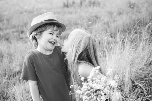 Alla hjärtans dag koncept. Första kärleken. Begreppet barnvänskap och vänlighet. Ungen har kul på vårfältet. Alla hjärtans dag kort. — Stockfoto