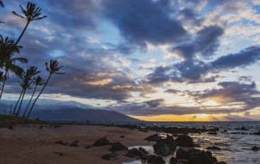 Yaz tatilinde seyahat, güneşli gökyüzü ile kumsalda konsept. Denizde tropik tatil manzarası. Deniz Burnu Doğası.