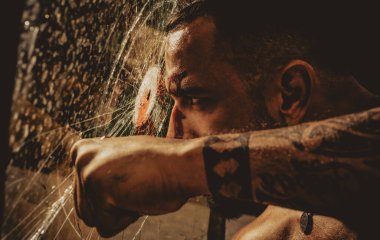 Vahşi, öfkeli bir çete üyesi yaşam tarzı, ciddi yakışıklı bir adam. Çete adamı, suçlu adam..