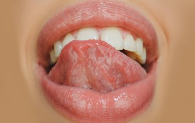 Seksi Ağız, yakın plan. Güzel genç bayan Dudaklar.